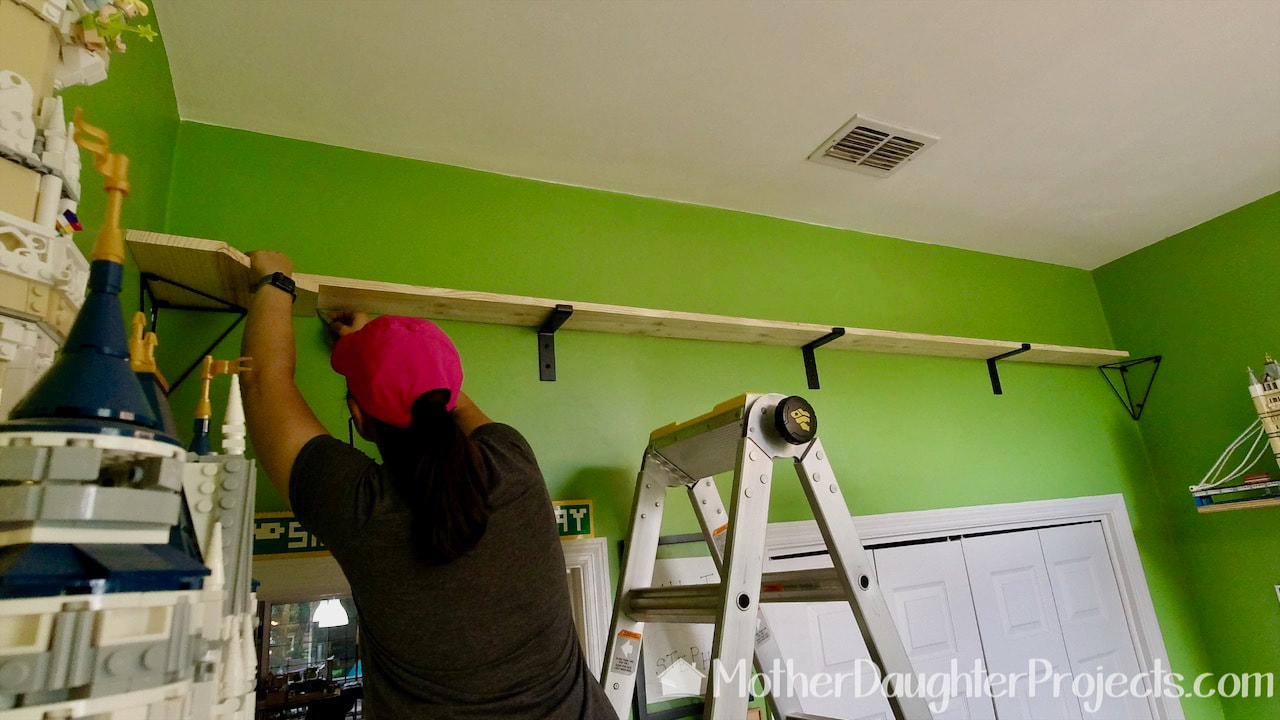 How to Build a Railroad Model Around a Room Below the Ceiling 3 How to build a railroad model around a room below the ceiling